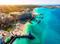 The archipelago includes around 700 islands and ca The archipelago includes around 700 islands and cays. About 30 of the islands and cays are inhabited, and more than 2,000 are barren rock formations.